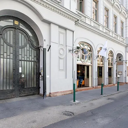 Center Paulay Ede Street 1br