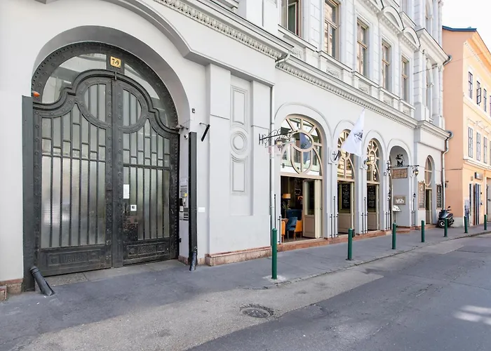 Center Paulay Ede Street 1br